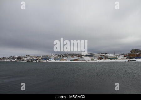 Blick auf Cape Dorset (Kinngait) Nunavut, einem nördlichen Inuit Gemeinschaft in der kanadischen Arktis mit dem Meer im Vordergrund. Stockfoto