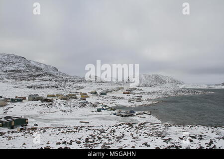 Blick auf Cape Dorset (Kinngait) Nunavut mit Blick auf die Berge und das Meer, ein nördliches Inuit Gemeinschaft in der kanadischen Arktis Stockfoto