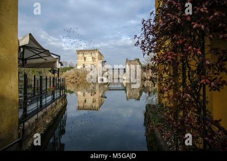 Borghetto sul Mincio ist eines der schönsten Dörfer in Italien, einer jener Orte, scheint unwirklich. Perfekt für ein romantisches Wochenende. Stockfoto