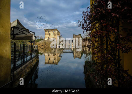 Borghetto sul Mincio ist eines der schönsten Dörfer in Italien, einer jener Orte, scheint unwirklich. Perfekt für ein romantisches Wochenende. Stockfoto