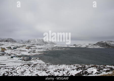 Blick auf Cape Dorset (Kinngait) Nunavut mit Blick auf die Berge und das Meer, ein nördliches Inuit Gemeinschaft in der kanadischen Arktis Stockfoto