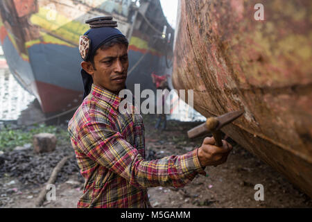 Arbeitnehmer in der Werft. Bangladeshi Arbeiter arbeitet auf einer Fähre renoviert auf einer Werft in Keraniganj, in der Nähe von Dhaka, Bangladesch. Stockfoto