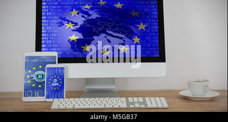 Das zusammengesetzte Bild von verschiedenen elektronischen Gadgets und Kaffee auf Tisch Stockfoto