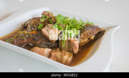 Geschmortes Schweinefleisch und Fisch mit Kraut, vietnamesischen Stil Essen Stockfoto