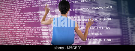 Das zusammengesetzte Bild der Unternehmerin in ärmellose Kleidung berühren Schnittstelle Stockfoto