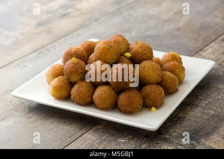 Gulab Jamun auf hölzernen Tisch. Traditionelle indische Dessert. Stockfoto