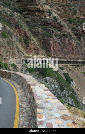 Rock - absturzsicherung Struktur und die Hälfte Tunnel entlang der Chapmans Peak Drive in Kapstadt, Südafrika Stockfoto