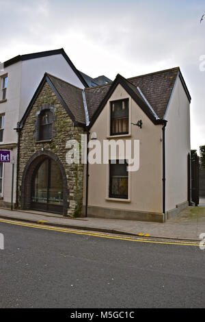 Eine neugierige kleine Gebäude neben dem alten Zollhaus Gebäude Bridgend, Wales. Es ist ein Denkmalgeschütztes Gebäude - möglicherweise ein Old Coach House/stabil. Stockfoto