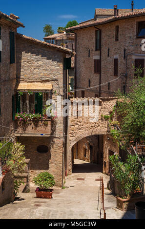 Mittelalterliche Häuser und Bogen im historischen Zentrum von Bevagna, einer kleinen Stadt in der Landschaft Umbriens in Italien Stockfoto