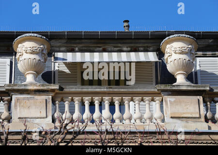 Fenster und Balkon mit Blick auf den Garten des Palais Royal, Paris 1er, Frankreich Stockfoto