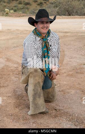 Kniend Cowboy in schwarzen Hut Stockfoto