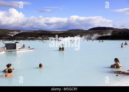 Besucher in der geothermischen Spa der Blauen Lagune mit geothermiekraftwerk Svartsengi im Hintergrund entspannen. in der Nähe von Reykjavik. Island Stockfoto