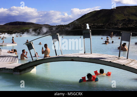 Die Besucher entspannen sich im geothermischen Spa der Blauen Lagune.in der Nähe von Reykjavik.Island Stockfoto