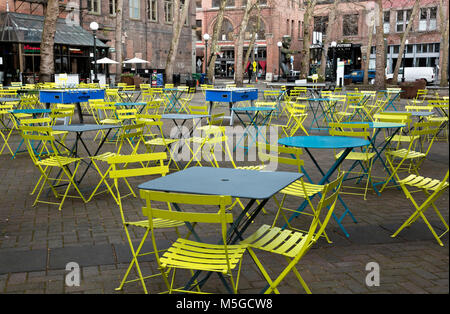 WASHINGTON: Tische, Stühle, Tischtennisplatten und Tischfußballspiele machen sich auf den Weg, um im Occidental Park in Seattle zu entspannen. 2017 Stockfoto