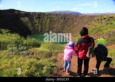 Besucher auf dem Rand der Krater Kerid in Golden Circle. South Island. Island Stockfoto