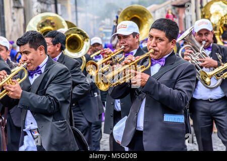 Antigua, Guatemala - 13. April 2017: Musiker in Gründonnerstag Prozession in der kolonialen Stadt mit dem berühmtesten Feierlichkeiten zur Karwoche in Lateinamerika. Stockfoto