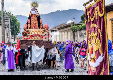 Antigua, Guatemala - 13. April 2017: Float Träger tragen Maria Mutter Christi in Gründonnerstag Prozession in der Stadt mit den berühmten Heiligen Woche feiern Stockfoto