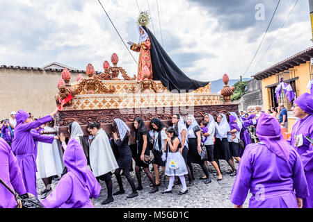 Antigua, Guatemala - 13. April 2017: Float Träger tragen Maria Mutter Christi in Gründonnerstag Prozession in der Stadt mit den berühmten Heiligen Woche feiern Stockfoto