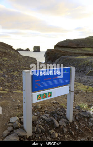 Felswand des Kirkjufjara Beach in der Nähe von Vik im Süden Islands. Island Stockfoto