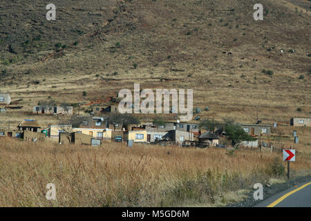 Siedlung auf der Seite der Straße im Freistaat, Südafrika Stockfoto