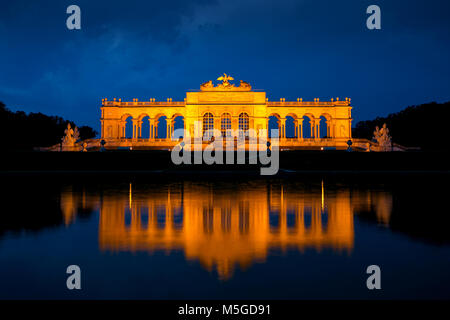 Wien, Österreich, der Gloriette-Pavillon im Schlossgarten Schönbrunn Stockfoto