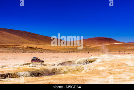 Blick auf geothermische Feld von geysir Sol de Manana im Altiplano von Bolivien Stockfoto