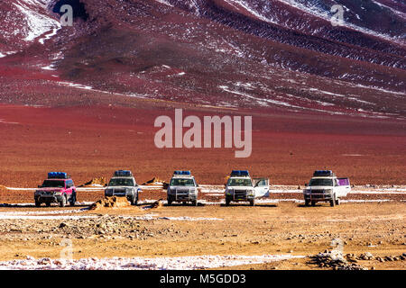 Blick auf Uyuni tour Autos im Altiplano von Bolivien Stockfoto