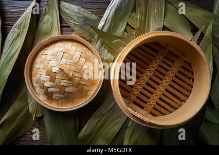 Asiatische Küche Bambus Steamer für Dampf Kochen Rezepte auf Blätter Stockfoto