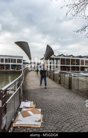 Pero's Bridge, eine Fußgängerbrücke, Harborside, Bristol UK. Benannt nach dem Sklaven Pero Jones. Brückenkonstruktion von Eilis O'Connell. Stockfoto