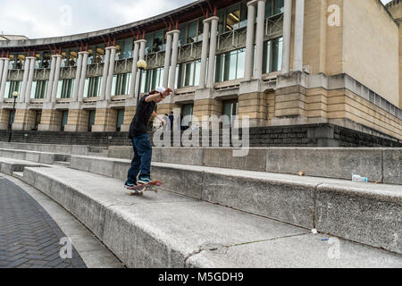 Skateboarding dude außerhalb der Lloyds Banking Group HQ, Bristol, Großbritannien Stockfoto