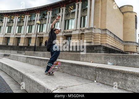 Skateboarding dude außerhalb der Lloyds Banking Group HQ, Bristol, Großbritannien Stockfoto