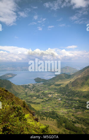 Luftbild des alten vulkanischen Kratersee Lake Toba auf Sumatra, Indonesien. Majestätische Sicht auf den See, Dörfer und tropischen grünen Landschaft Stockfoto