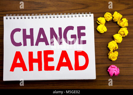 Konzeptionelle Hand schreiben Bildunterschrift inspiration Übersicht ändern Vor rotes Wort. Business Konzept für zukünftige Änderungen auf notepad Papier geschrieben auf dem hölzernen Stockfoto