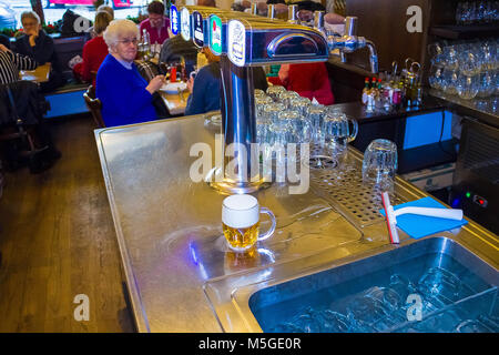 Prag, Tschechische Republik - 31. Dezember 2017: eine Auswahl an Bier Taps in einem Pub in Prag Stockfoto