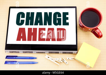 Hand schreiben Bildunterschrift inspiration Übersicht ändern Vor rotes Wort. Business Konzept für zukünftige Änderungen Stockfoto