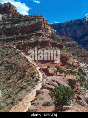 Sou Kaibab Trail Grand Canyon NP eine steile Rampe Wanderer unten kommen, eine steile Rampe auf der South Kaibab Trail im Grand Canyon National Park. Diese Strecke ist unter O'Neill Butte und gerade über mormonische Wohnungen, um5,776 Fuß (1.658 m) in die Höhe. Stockfoto