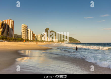 Sonnenuntergang in Sao Conrado Beach, Rio de Janeiro, Brasilien Stockfoto