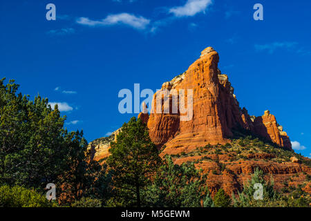 Red Rock Cliff am Berg mit geologischen Schichten Stockfoto