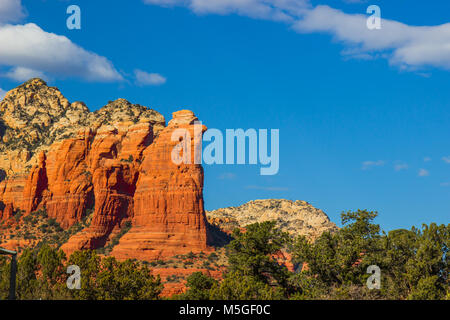 Schroffe Felsen auf die Red Rock Mountains in Arizona Stockfoto