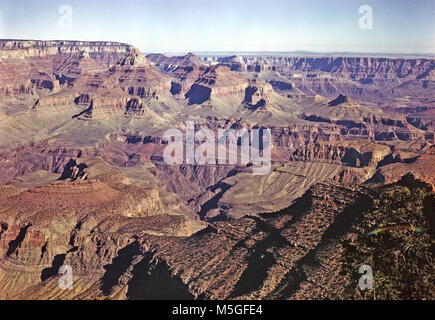 Nationalpark Grand Canyon Grandview Point - Blick nach Nordosten über den Grand Canyon von Grandview Point am Südrand. Zeigt eine komplette geologischen Querschnitt des Grand Canyon. Elevation: 7399 ft/2256 m. Dieses beliebten Aussichtspunkt bietet einen herrlichen Blick auf den Grand Canyon von Osten nach Westen, darunter mehrere Biegungen des Colorado River im Osten. Stockfoto