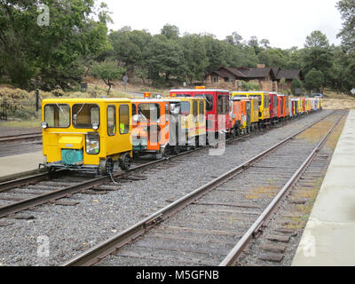Grand Canyon National Park Raser bei Railroad Depot Freitag, 12 Oktober, 2012. Eisenbahn Motorcars, oder Raser, Besuch der historischen Grand Canyon Railroad Depot am Südrand des Parks. Die Exkursion wurde von Motorcar Betreiber West gesponsert, unter einer besonderen Verwendung zu ermöglichen durch den Park. Stockfoto