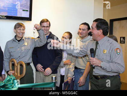 Grand Canyon SRM Facility Hingabe - Jan, Grand Canyon, Ariz-Am 15. Januar 2013, um 10:30 Uhr, die National Park Service ein Ribbon Cutting für die neue Wissenschaft und Resource Management Gebäude am South Rim des Grand Canyon National Park auf der anderen Straßenseite vom Park Sitz gehalten. In diesem Foto, Park Betriebsleiter Dave Uberuaga (rechts) stellt den Schlüssel für die neuen Einrichtungen zu Martha Hahn, Leiter der Wissenschafts- und Ressourcen Management. Park Betriebsleiter Dave Uberuaga und andere besondere Gäste der moderne Einrichtung, die am Anschluss a Platinu zu erhalten gewidmet Stockfoto