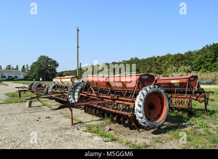 Sämaschine, zur Aussaat Samen von Feldfrüchten. Anhängerkupplung für Traktoren und Mähdrescher. Anhänger für landwirtschaftliche Maschinen. Stockfoto