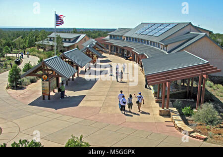 Grand Canyon Besucherzentrum in (vor Esser hinaus) der Grand Canyon National Park Visitor Centre (South Rim) mit der Photovoltaik Solar Panels. Das System wurde im Frühjahr 2009 installiert. Die Photovoltaikanlage, Stockfoto