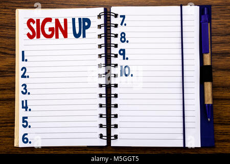Schreiben Text angezeigt. Business Konzept für Mitglied registrieren Registrierung auf Notebook Papier, Holz- Hintergrund mit Stifte und Marker. Stockfoto