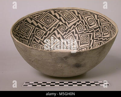 Grand GRCA CanyonFlagstaff Schwarz auf Weiß Keramik FLAGSTAFF SCHWARZ AUF WEISS SCHÜSSEL. Quadratische SPIRALE DESIGN AUF DER INNENSEITE, alles Weiß draußen. Frühe PUEBLO III, 1100-1275 AD. Am häufigsten ZWISCHEN 1100-1200 AD. Stockfoto