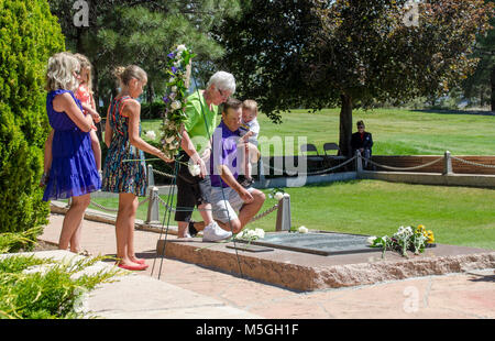 Juni, Wrea Grundsteinlegung - Bürger Friedhof, Flagstaff Mitglieder der Gandy Familie Rosen auf der Tagung der TWA Memorial während der denkmal Kranzniederlegung Zeremonie am Bürger Friedhof, Flagstaff, AZ. Stockfoto