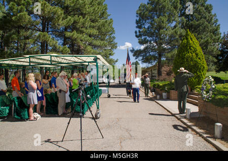 Juni, Wrea Grundsteinlegung - Bürger Friedhof, Flagstaff Flagstaff American Legion Post 3, der Schottischen amerikanische militärische Gesellschaft und Kriegsveteranen Post 1709 Entsendung die Farben während der denkmal Kranzniederlegung Zeremonie am Bürger Friedhof, Flagstaff, AZ. Stockfoto