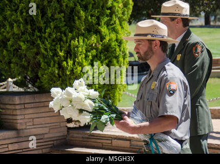 Juni, Wrea Grundsteinlegung - Bürger Friedhof, Flagstaff Grand Canyon National Park Archäologe, Ian Hough, bietet Familie Rosen, die auf der Tagung der TWA Memorial während der kranzniederlegung Zeremonie am Bürger Friedhof, Flagstaff, AZ platziert zu werden. Stockfoto