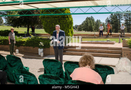 Juni, Wrea Grundsteinlegung - Bürger Friedhof, Flagstaff Senior Pastor, James L. Dorman, der Kirche Christi von Flagstaff, sofern der Segen während das Denkmal Kranzniederlegung Zeremonie am Bürger Friedhof, Flagstaff, AZ. Stockfoto